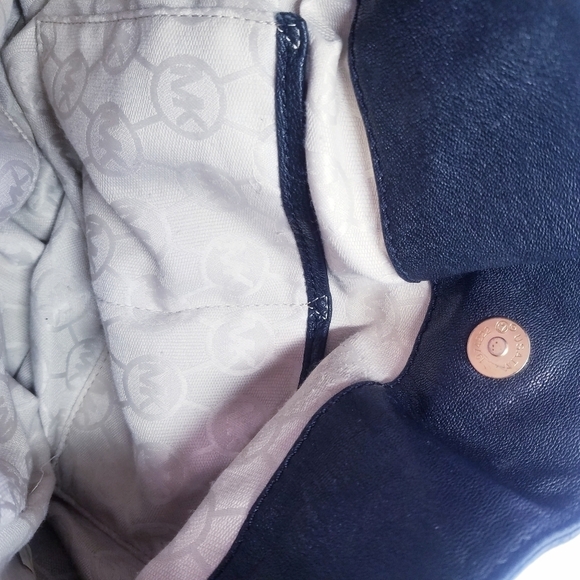 🌸Michael Kors | Leather Black Medium Sized Bag - Picture 8 of 9